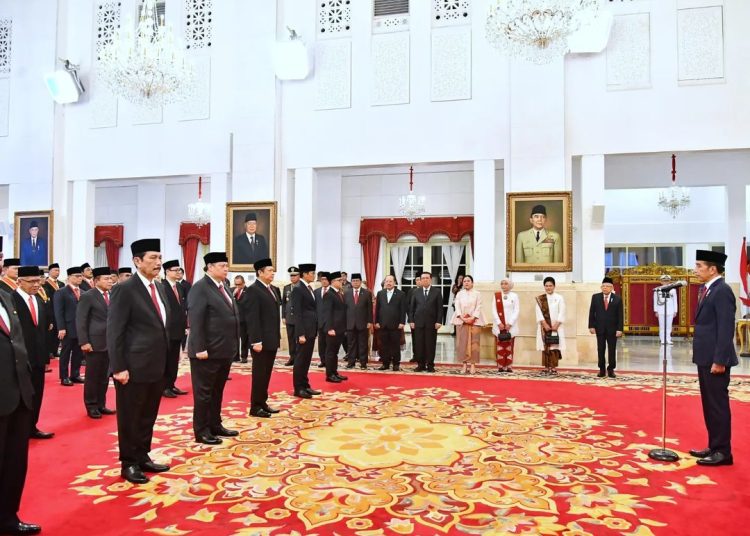 Presiden Jokowi beri penghargaan 64 tokoh