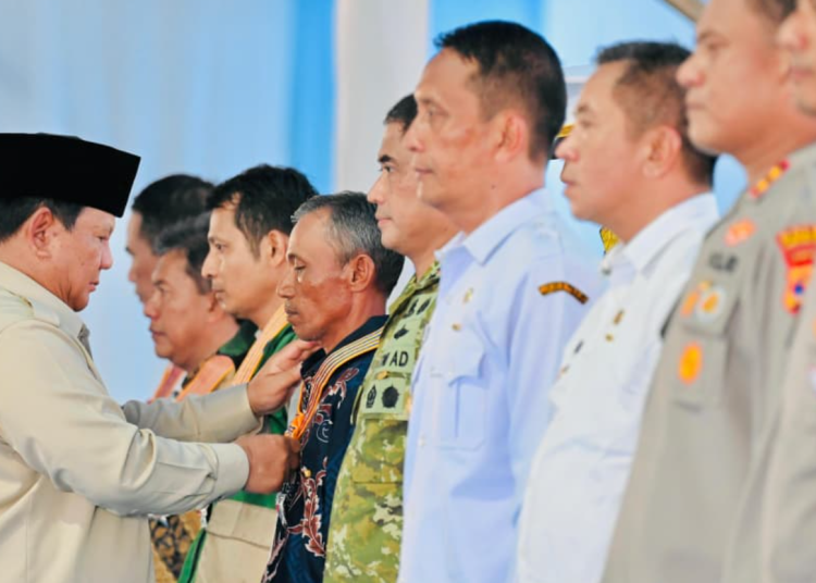 Panen Raya Karawang, Presiden Prabowo Beri Penghargaan Tokoh dan Petani Berjasa