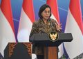 Menteri Keuangan Sri Mulyani menyampaikan paparan dalam Sarasehan Ekonomi Bersama Presiden RI di Menara Mandiri, Senayan, Jakarta, Selasa (8/4/2025).