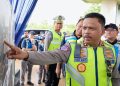 Kepemimpinan dalam institusi kepolisian tidak semata-mata diukur dari jumlah kebijakan yang dikeluarkan, melainkan dari nilai-nilai yang mampu diwariskan dan bertahan dalam jangka panjang. Kepemimpinan yang bermakna adalah kepemimpinan yang sanggup menanamkan perubahan mendasar—ketika sebuah gagasan tidak berhenti sebagai program, tetapi tumbuh menjadi budaya organisasi. Prinsip inilah yang menjadi landasan lahirnya Polantas Menyapa dan Melayani 2026, sebuah inisiatif strategis Korps Lalu Lintas Polri di bawah kepemimpinan Kakorlantas Polri Irjen Pol Drs. Agus Suryonugroho, S.H., M.Hum. Di tengah dinamika lalu lintas yang kian kompleks, Korlantas Polri menegaskan bahwa upaya mewujudkan keselamatan jalan raya tidak cukup hanya mengandalkan teknologi, sistem pengawasan, maupun penegakan hukum. Keselamatan membutuhkan pendekatan yang berorientasi pada manusia—kepemimpinan yang menempatkan pelayanan sebagai nilai inti dalam setiap tindakan. Berbagai pengalaman internasional menunjukkan bahwa reformasi kepolisian kerap gagal bertahan karena terjebak pada pendekatan berbasis proyek. Ketika kepemimpinan berganti, program pun ikut berhenti. Menyadari hal tersebut, Polantas Menyapa dan Melayani dirancang bukan sebagai agenda temporer, melainkan sebagai filosofi kerja yang melekat pada cara berpikir dan bertindak setiap personel. “Yang kami bangun bukan hanya sebuah program, melainkan cara pandang,” ujar Irjen Pol Drs. Agus Suryonugroho, S.H., M.Hum. Pernyataan ini mencerminkan arah kepemimpinan yang berfokus pada transformasi pola pikir organisasi. Dalam konteks ini, menyapa bukanlah simbol semata, tetapi pintu masuk untuk membangun relasi yang sehat dan setara antara Polantas dan masyarakat. Polantas Menyapa dan Melayani 2026 dirancang agar melampaui siklus kebijakan tahunan. Nilai menyapa dan melayani diintegrasikan ke dalam pelatihan, standar kerja, serta praktik lapangan sehari-hari. Dengan pendekatan ini, budaya pelayanan tidak bergantung pada figur pimpinan, melainkan tertanam dalam sistem dan perilaku organisasi. Pendekatan tersebut sejalan dengan praktik global seperti service-oriented policing, procedural justice, dan trust-based policing. Namun, implementasinya tetap disesuaikan dengan konteks Indonesia, yang menjunjung tinggi nilai empati, gotong royong, dan musyawarah. Perpaduan antara standar internasional dan kearifan lokal ini menjadi kekuatan tersendiri dalam membangun model pelayanan lalu lintas yang adaptif sekaligus membumi. Di ruang publik seperti jalan raya, kehadiran negara tercermin dari sikap dan tindakan aparatnya. Setiap interaksi Polantas dengan pengguna jalan membentuk persepsi masyarakat terhadap negara. Oleh karena itu, pendekatan yang menekankan pelayanan memiliki dampak strategis terhadap tingkat kepercayaan publik. Ketika kepercayaan terbangun, kepatuhan tidak lagi muncul karena rasa takut terhadap sanksi, melainkan karena kesadaran dan rasa dihargai. “Kami ingin membangun kepercayaan jangka panjang, bukan kepatuhan sesaat,” tegas Kakorlantas Polri. Polantas Menyapa dan Melayani 2026 dirancang sebagai legacy kepemimpinan yang menempatkan kepercayaan publik sebagai fondasi keselamatan lalu lintas nasional. Ketika nilai melayani telah menjadi budaya, Polantas akan tetap hadir secara humanis dan profesional, apa pun tantangan yang dihadapi di masa depan. Inilah esensi kepemimpinan berkelanjutan: menyapa hari ini untuk menjaga masa depan.