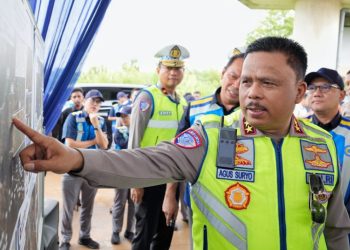 Kepemimpinan dalam institusi kepolisian tidak semata-mata diukur dari jumlah kebijakan yang dikeluarkan, melainkan dari nilai-nilai yang mampu diwariskan dan bertahan dalam jangka panjang. Kepemimpinan yang bermakna adalah kepemimpinan yang sanggup menanamkan perubahan mendasar—ketika sebuah gagasan tidak berhenti sebagai program, tetapi tumbuh menjadi budaya organisasi. Prinsip inilah yang menjadi landasan lahirnya Polantas Menyapa dan Melayani 2026, sebuah inisiatif strategis Korps Lalu Lintas Polri di bawah kepemimpinan Kakorlantas Polri Irjen Pol Drs. Agus Suryonugroho, S.H., M.Hum. Di tengah dinamika lalu lintas yang kian kompleks, Korlantas Polri menegaskan bahwa upaya mewujudkan keselamatan jalan raya tidak cukup hanya mengandalkan teknologi, sistem pengawasan, maupun penegakan hukum. Keselamatan membutuhkan pendekatan yang berorientasi pada manusia—kepemimpinan yang menempatkan pelayanan sebagai nilai inti dalam setiap tindakan. Berbagai pengalaman internasional menunjukkan bahwa reformasi kepolisian kerap gagal bertahan karena terjebak pada pendekatan berbasis proyek. Ketika kepemimpinan berganti, program pun ikut berhenti. Menyadari hal tersebut, Polantas Menyapa dan Melayani dirancang bukan sebagai agenda temporer, melainkan sebagai filosofi kerja yang melekat pada cara berpikir dan bertindak setiap personel. “Yang kami bangun bukan hanya sebuah program, melainkan cara pandang,” ujar Irjen Pol Drs. Agus Suryonugroho, S.H., M.Hum. Pernyataan ini mencerminkan arah kepemimpinan yang berfokus pada transformasi pola pikir organisasi. Dalam konteks ini, menyapa bukanlah simbol semata, tetapi pintu masuk untuk membangun relasi yang sehat dan setara antara Polantas dan masyarakat. Polantas Menyapa dan Melayani 2026 dirancang agar melampaui siklus kebijakan tahunan. Nilai menyapa dan melayani diintegrasikan ke dalam pelatihan, standar kerja, serta praktik lapangan sehari-hari. Dengan pendekatan ini, budaya pelayanan tidak bergantung pada figur pimpinan, melainkan tertanam dalam sistem dan perilaku organisasi. Pendekatan tersebut sejalan dengan praktik global seperti service-oriented policing, procedural justice, dan trust-based policing. Namun, implementasinya tetap disesuaikan dengan konteks Indonesia, yang menjunjung tinggi nilai empati, gotong royong, dan musyawarah. Perpaduan antara standar internasional dan kearifan lokal ini menjadi kekuatan tersendiri dalam membangun model pelayanan lalu lintas yang adaptif sekaligus membumi. Di ruang publik seperti jalan raya, kehadiran negara tercermin dari sikap dan tindakan aparatnya. Setiap interaksi Polantas dengan pengguna jalan membentuk persepsi masyarakat terhadap negara. Oleh karena itu, pendekatan yang menekankan pelayanan memiliki dampak strategis terhadap tingkat kepercayaan publik. Ketika kepercayaan terbangun, kepatuhan tidak lagi muncul karena rasa takut terhadap sanksi, melainkan karena kesadaran dan rasa dihargai. “Kami ingin membangun kepercayaan jangka panjang, bukan kepatuhan sesaat,” tegas Kakorlantas Polri. Polantas Menyapa dan Melayani 2026 dirancang sebagai legacy kepemimpinan yang menempatkan kepercayaan publik sebagai fondasi keselamatan lalu lintas nasional. Ketika nilai melayani telah menjadi budaya, Polantas akan tetap hadir secara humanis dan profesional, apa pun tantangan yang dihadapi di masa depan. Inilah esensi kepemimpinan berkelanjutan: menyapa hari ini untuk menjaga masa depan.