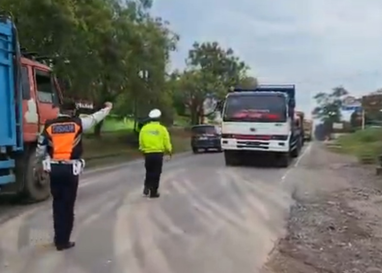 Polisi dan Dishub Siaga di Jalintim, Pemudik Tetap Melanjutkan Perjalanan